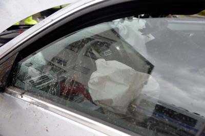 Aelterer Mann kracht mit Mercedes in Haus in Stuttgart-Luginsland